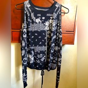 Abercombie and Fitch cold shoulder bandana pattern